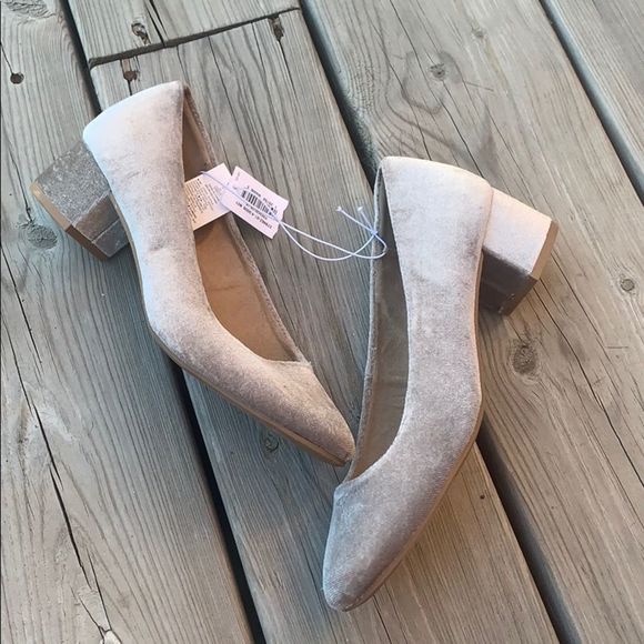 NWT Old Navy Velvet Pumps size 6 - Picture 1 of 4